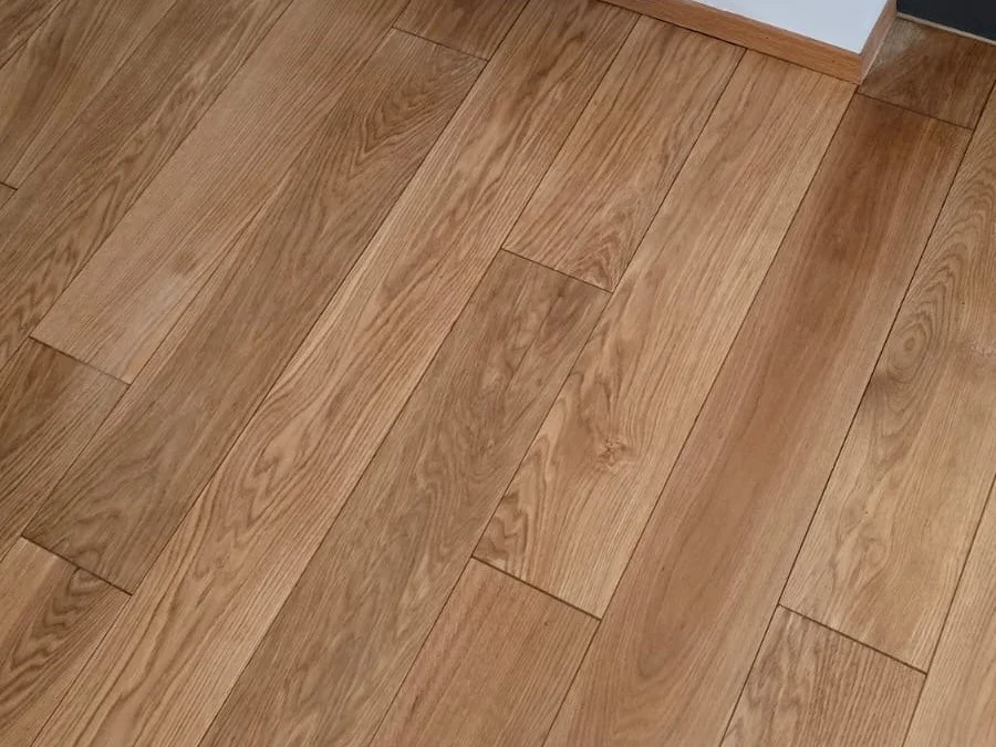 Rénovation d'un parquet en chêne marqué par une tache d'eau