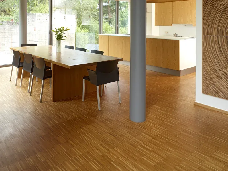 Illustration — parquet à fines lamelles type industriel (frêne)