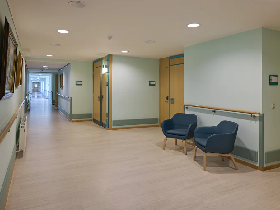 Couloir d'une unité de soins équipé d'un sol souple