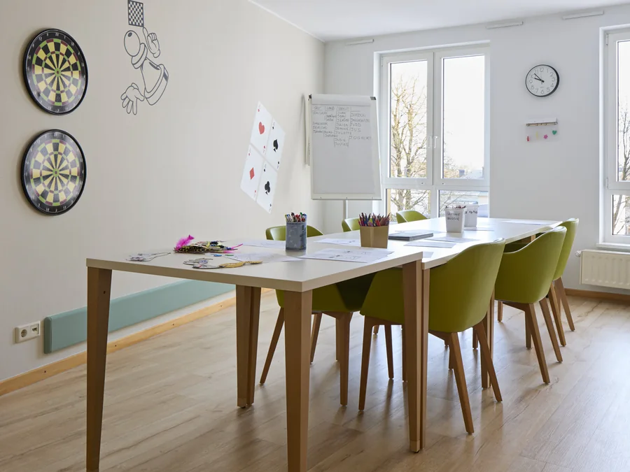 Salle d'animation d'une maison de retraite équipée d'un sol souple