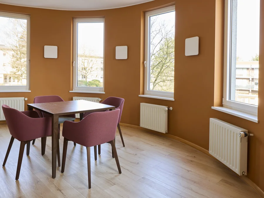 Salon d'une maison de retraite équipé d'un sol souple