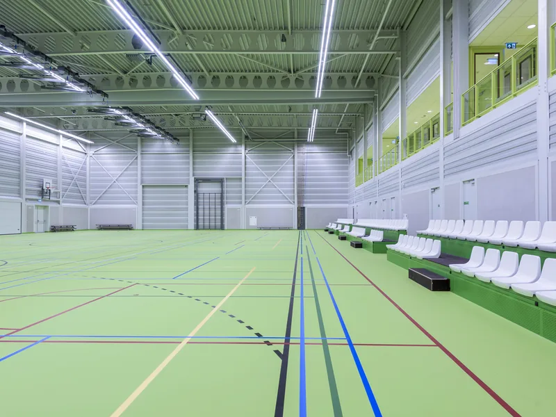 Sol sportif en polyuréthane coulé rouge sans joints, hall omnisports