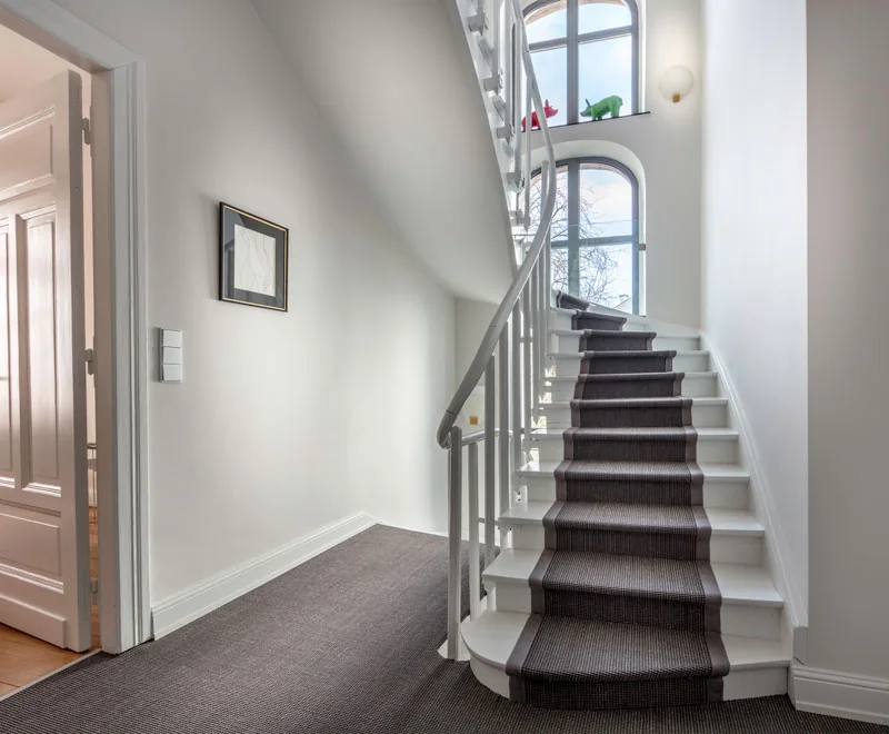 Escalier blanc habillé d'un tapis sisal anthracite