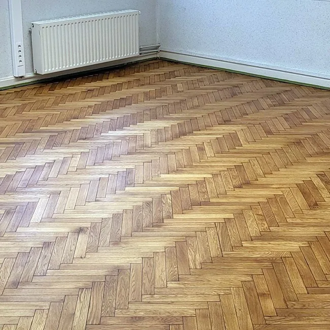 Le même parquet rénové, après ponçage et finition naturelle