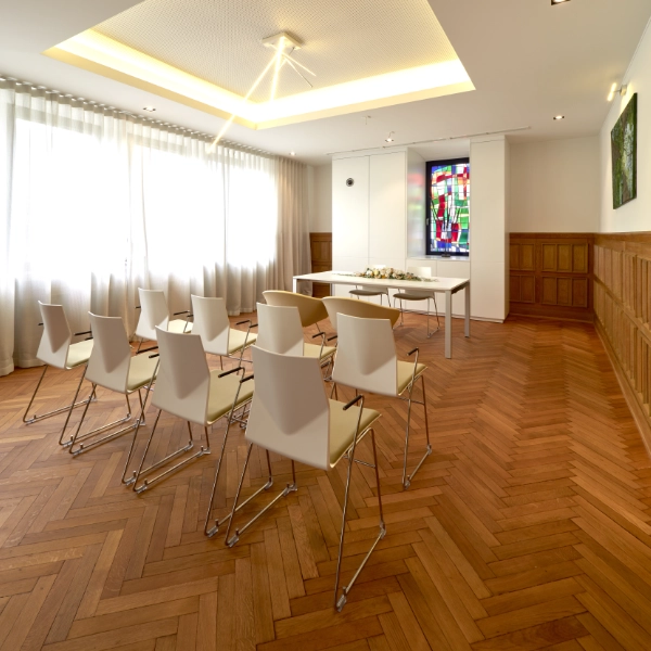 Parquet en chevrons Versailles rénové dans un intérieur lumineux