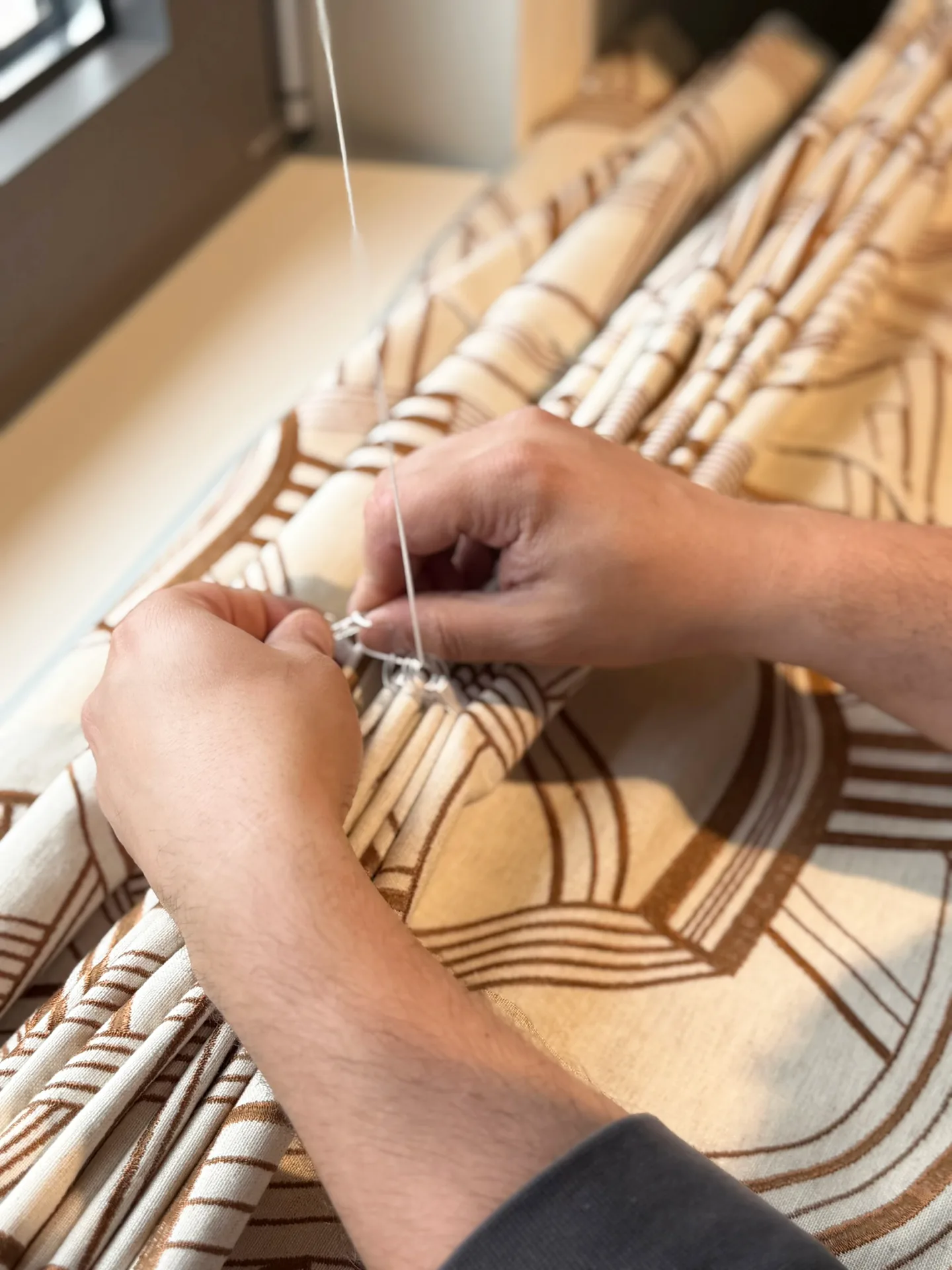 Store enrouleur à motifs posé