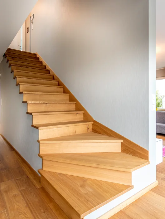 Escalier habillé de parquet en bois clair