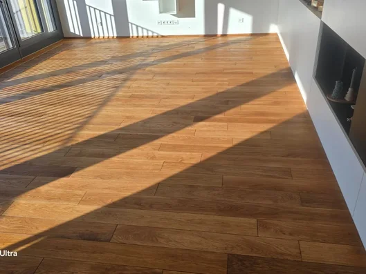 Escalier en bois rénové par ponçage, après travaux