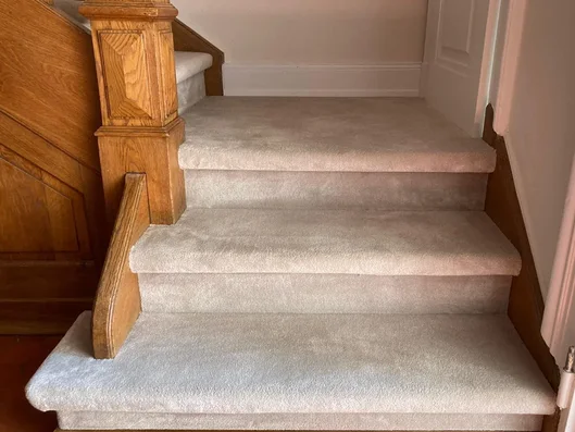 Escalier recouvert de moquette tendue