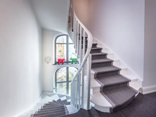 Tapis d’escalier posé sur marches en bois