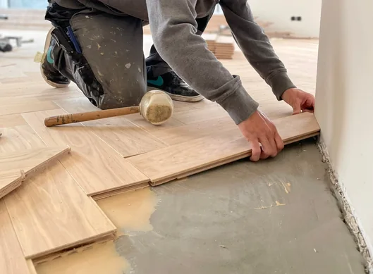 Pose d'un parquet en bâtons rompus en cours de chantier