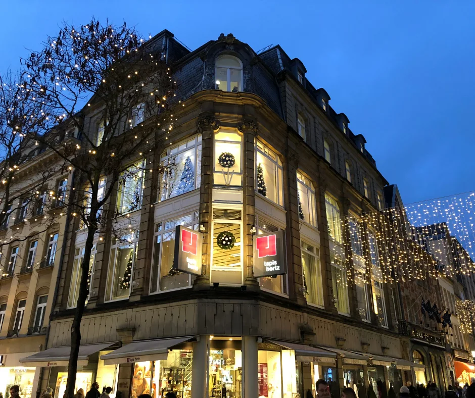 L'immeuble du coin Grand'Rue / rue des Capucins illuminé
