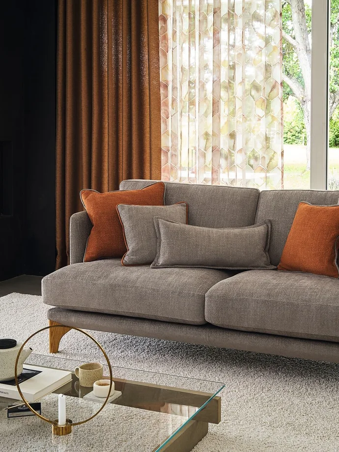 Rideaux, voilages et coussins assortis dans un salon
