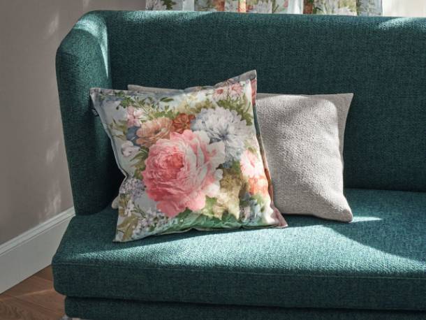 Le(s) coussin(s) reprennent les motifs des rideaux