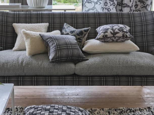 Le(s) coussin(s) reprennent les motifs des rideaux