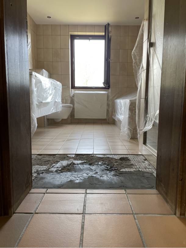 Arrachage d’environ 1 m² de carrelage au niveau de la porte.