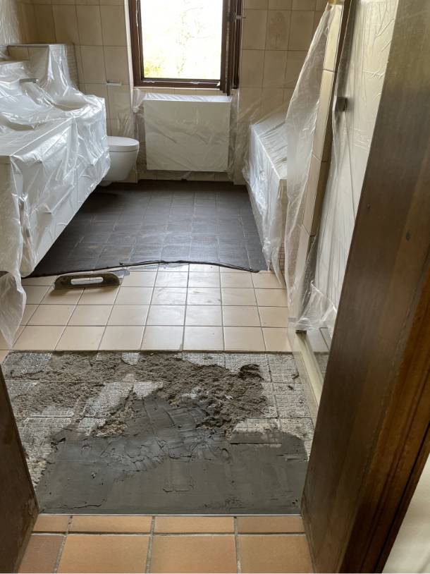 On procède à la pré-égalisation. Cela consiste à boucher les joints entre les carrelages avant de mette l’agréage.