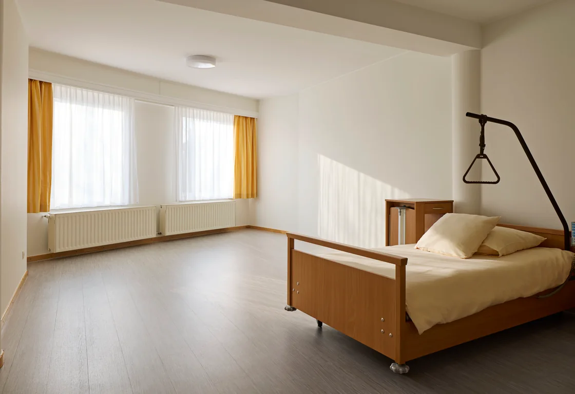 Sol vinyle imitation parquet dans une chambre d'une maison de soins
