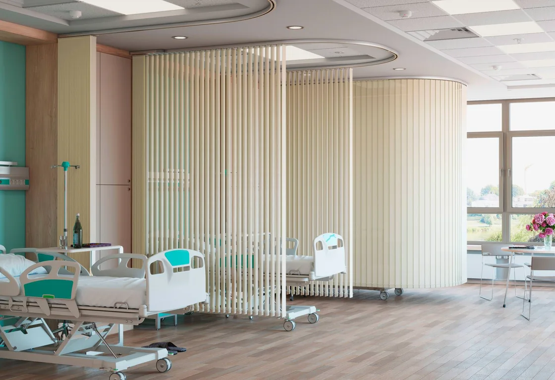 Store californien à lamelles verticales séparant les lits d'une chambre médicalisée