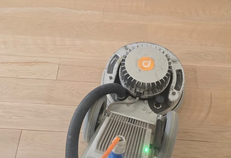 Ponçage d'un parquet en chêne à la ponceuse professionnelle