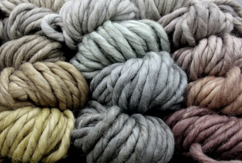 Fils de laine de différentes couleurs