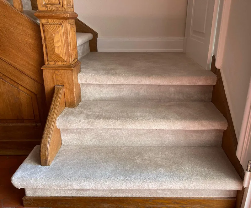 Moquette tendue sur un escalier