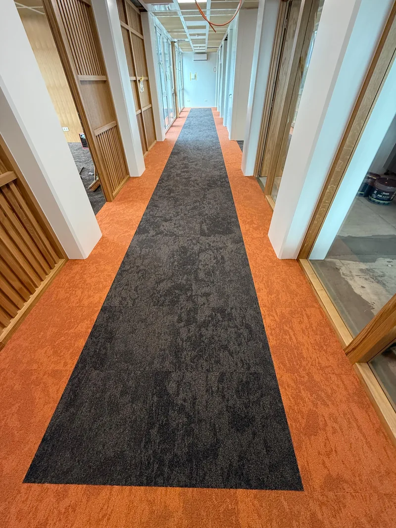 Dalles de moquette dans un couloir de bureaux