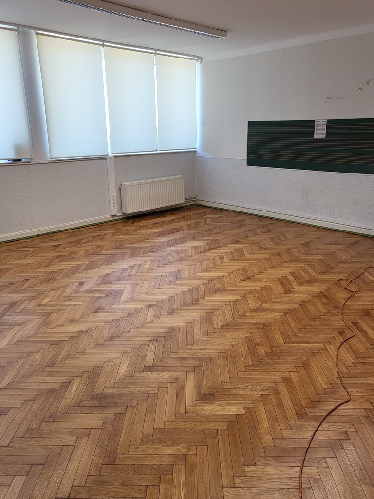 Détail du parquet à bâtons rompus après ponçage et vitrification
