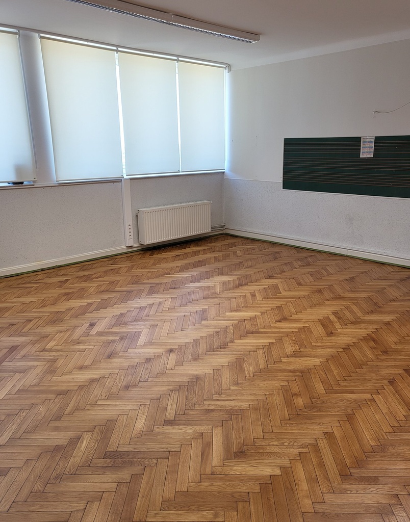 Salle de classe au parquet à bâtons rompus rénové par de Buedemleër