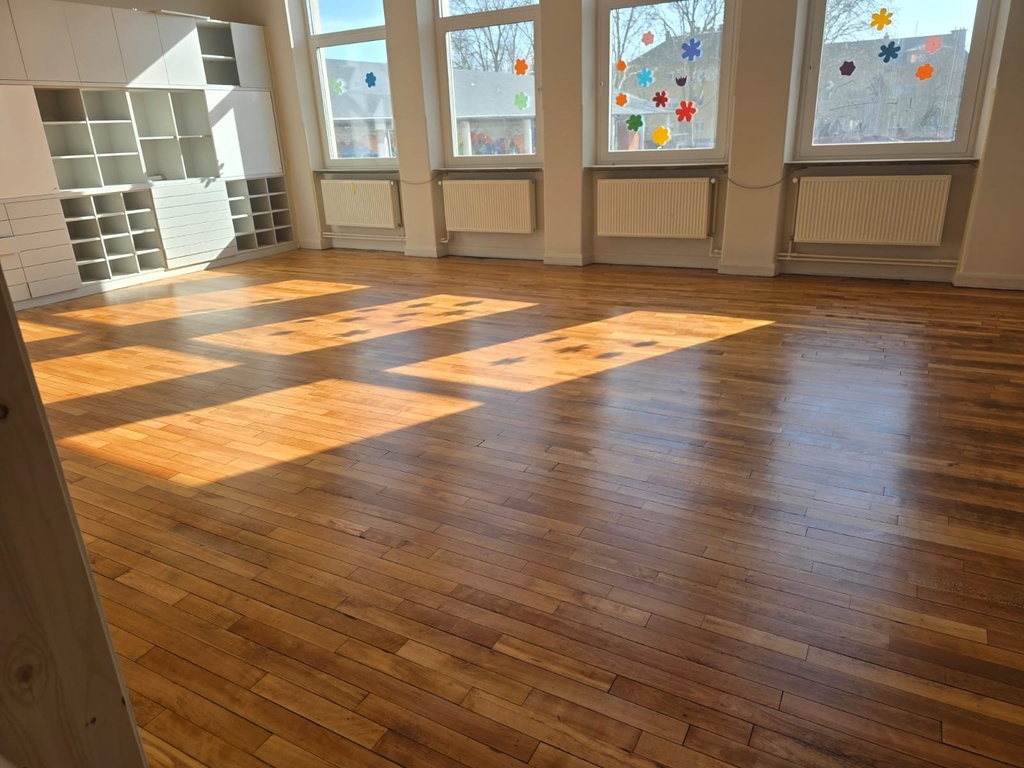 Salle de classe au parquet poncé et huilé par de Buedemleër
